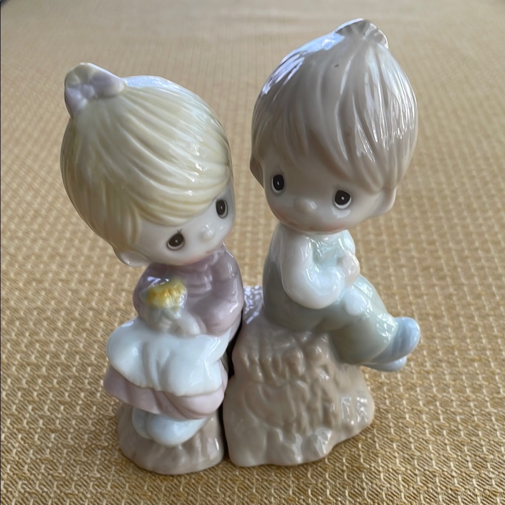 Adorable Ceramic salt & pepper shakers.